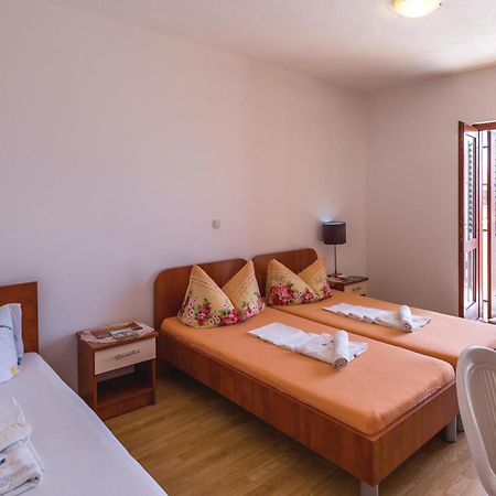 2 Bedroom Stunning Apartment In Макарска Экстерьер фото