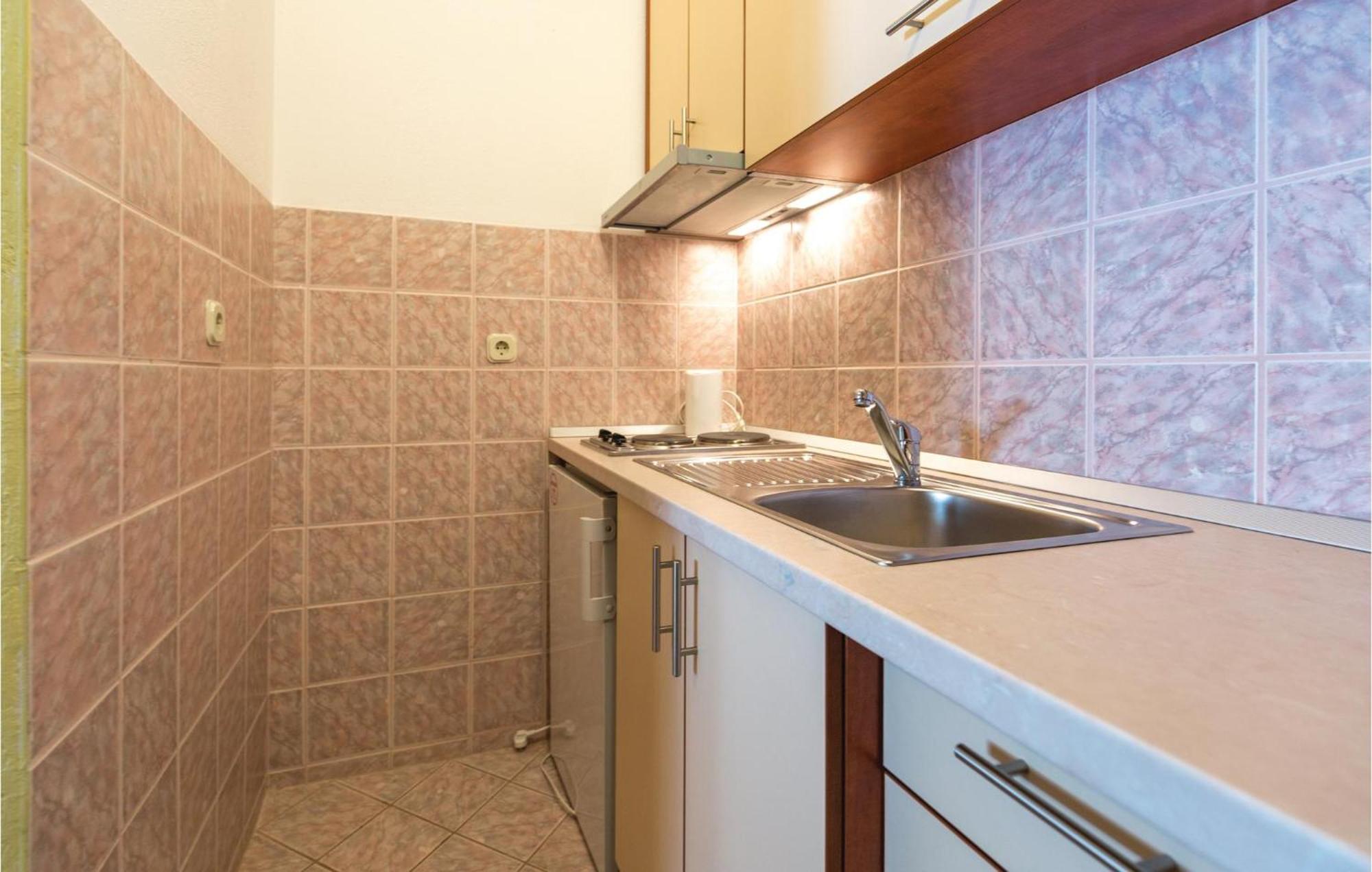 2 Bedroom Stunning Apartment In Макарска Экстерьер фото