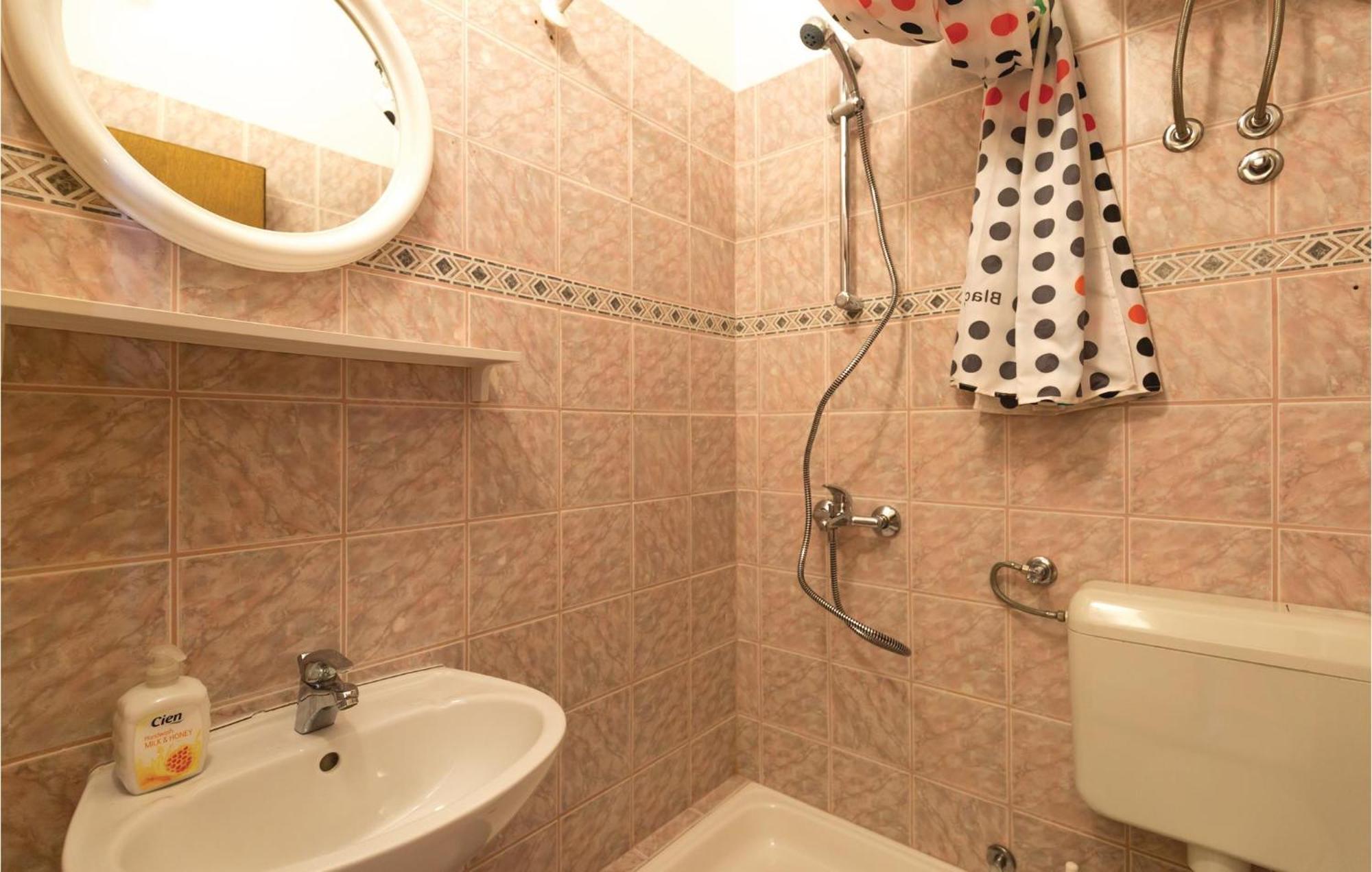 2 Bedroom Stunning Apartment In Макарска Экстерьер фото