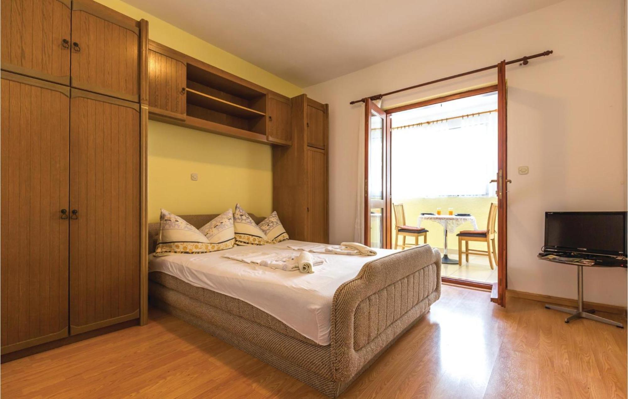 2 Bedroom Stunning Apartment In Макарска Экстерьер фото