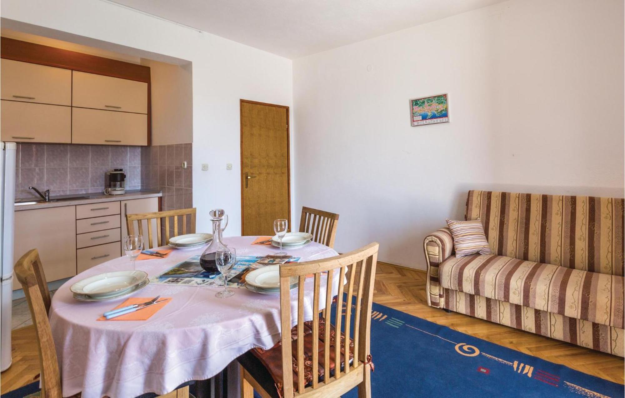 2 Bedroom Stunning Apartment In Макарска Экстерьер фото