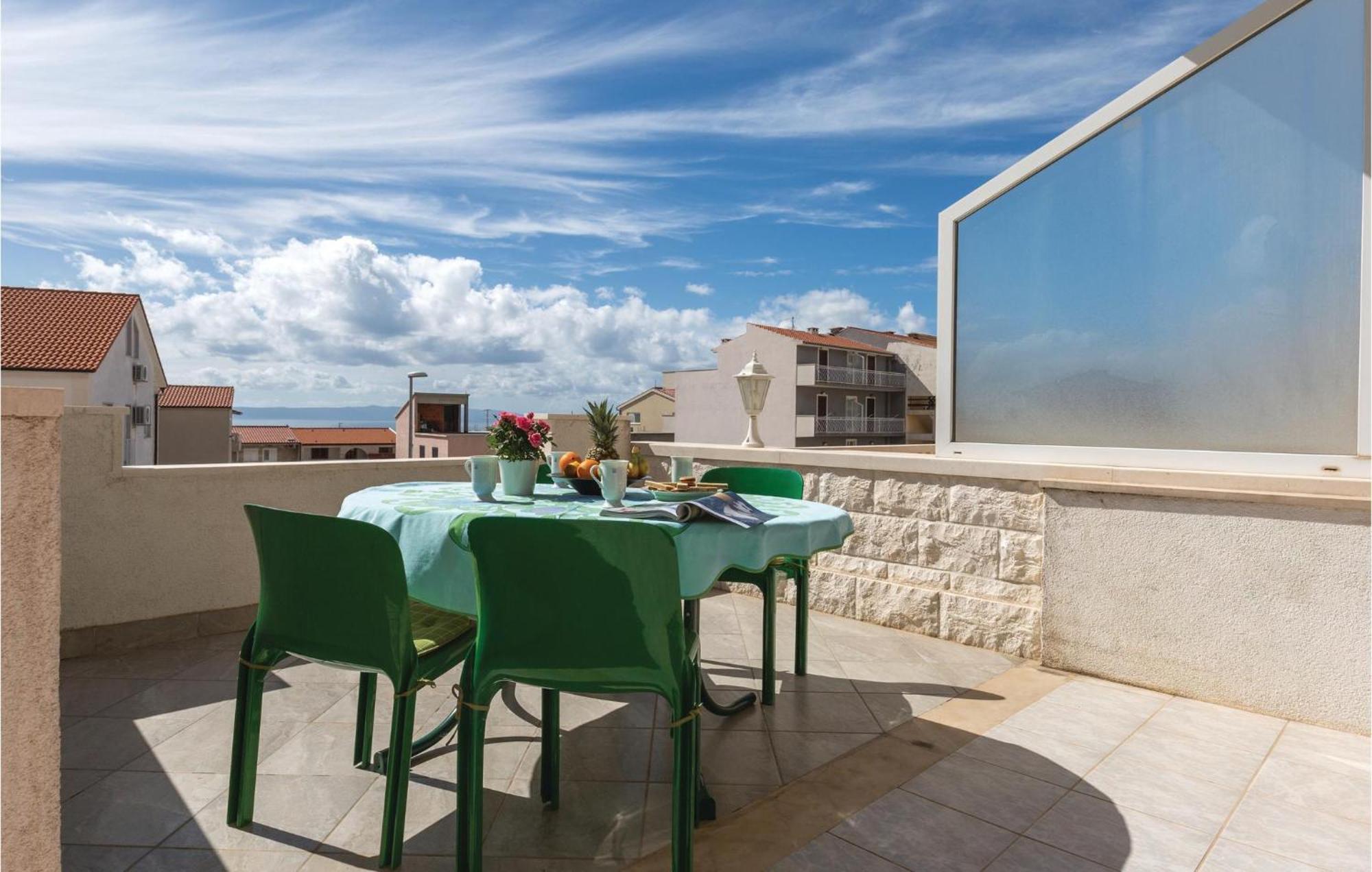 2 Bedroom Stunning Apartment In Макарска Экстерьер фото